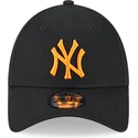 cappellino-curvo-nero-regolabile-con-logo-arancione-9forty-league-essential-dei-new-york-yankees-mlb-di-new-era