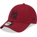 cappellino-curvo-rosso-regolabile-con-logo-nero-9forty-league-essential-dei-new-york-yankees-mlb-di-new-era