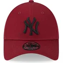 cappelli-curva-rosso-cinghia-regolabile-negro-9forty-league-essential-dei-new-york-yankees-mlb-di-new-era