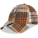 cappellino-marrone-regolabile-con-visiera-curva-e-logo-marrone-9forty-check-dei-new-york-yankees-mlb-di-new-era