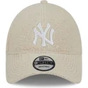 cappelli-curva-beige-cinghia-regolabile-9forty-teddy-dei-new-york-yankees-mlb-di-new-era