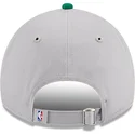 cappellino-curvo-grigio-e-verde-regolabile-9twenty-tip-off-2023-di-boston-celtics-nba-di-new-era