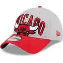 cappellino-curvo-grigio-e-rosso-regolabile-9twenty-tip-off-2023-di-chicago-bulls-nba-di-new-era