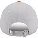 cappellino-curvo-grigio-e-rosso-regolabile-9twenty-tip-off-2023-di-chicago-bulls-nba-di-new-era