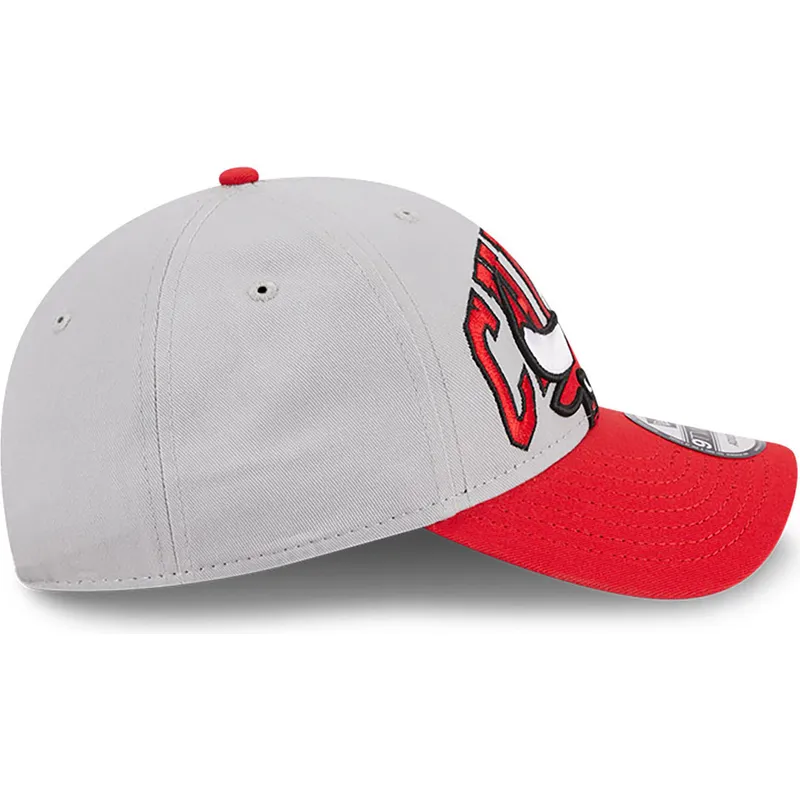 cappellino-curvo-grigio-e-rosso-regolabile-9twenty-tip-off-2023-di-chicago-bulls-nba-di-new-era