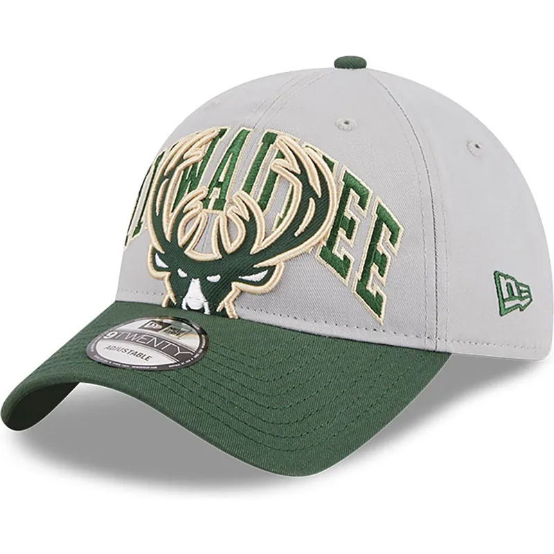 cappellino-curvo-grigio-e-verde-regolabile-9twenty-tip-off-2023-di-milwaukee-bucks-nba-di-new-era