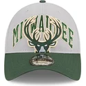 cappellino-curvo-grigio-e-verde-regolabile-9twenty-tip-off-2023-di-milwaukee-bucks-nba-di-new-era
