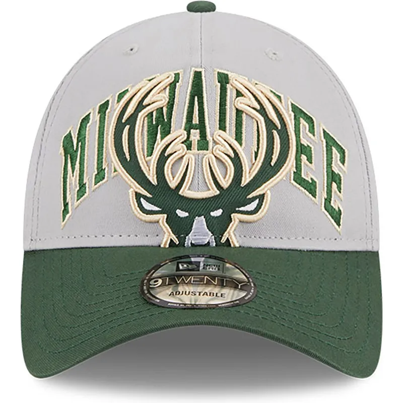 cappellino-curvo-grigio-e-verde-regolabile-9twenty-tip-off-2023-di-milwaukee-bucks-nba-di-new-era