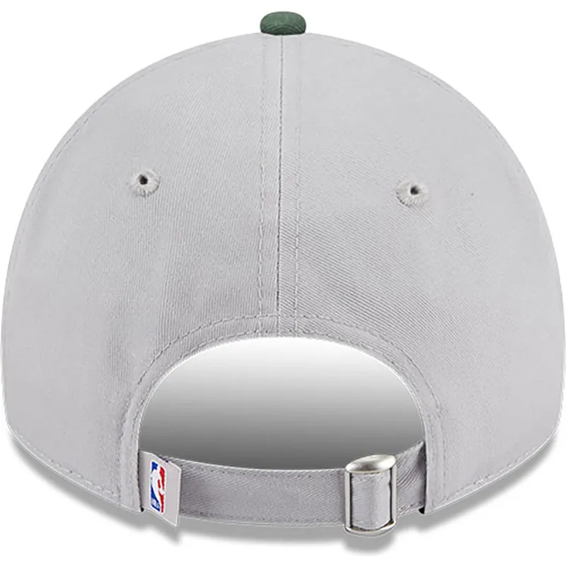 cappellino-curvo-grigio-e-verde-regolabile-9twenty-tip-off-2023-di-milwaukee-bucks-nba-di-new-era