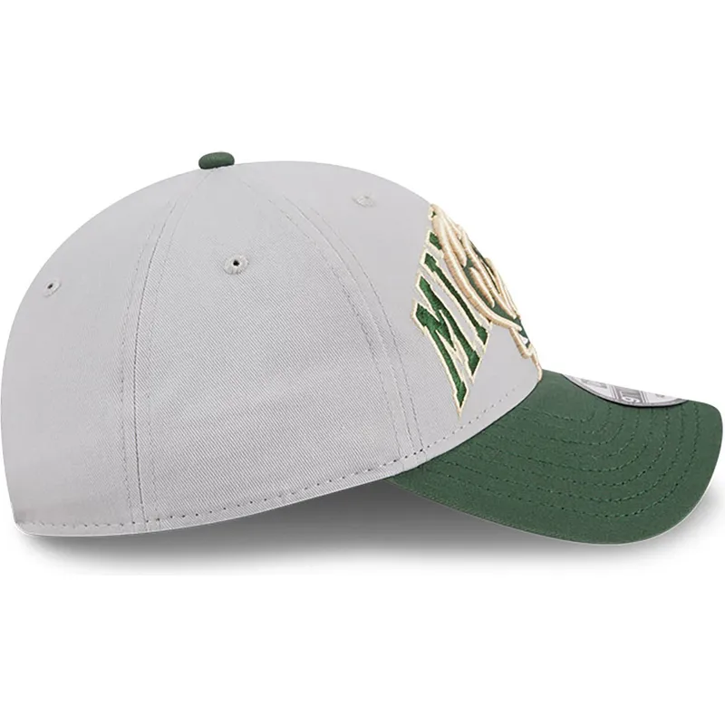 cappellino-curvo-grigio-e-verde-regolabile-9twenty-tip-off-2023-di-milwaukee-bucks-nba-di-new-era