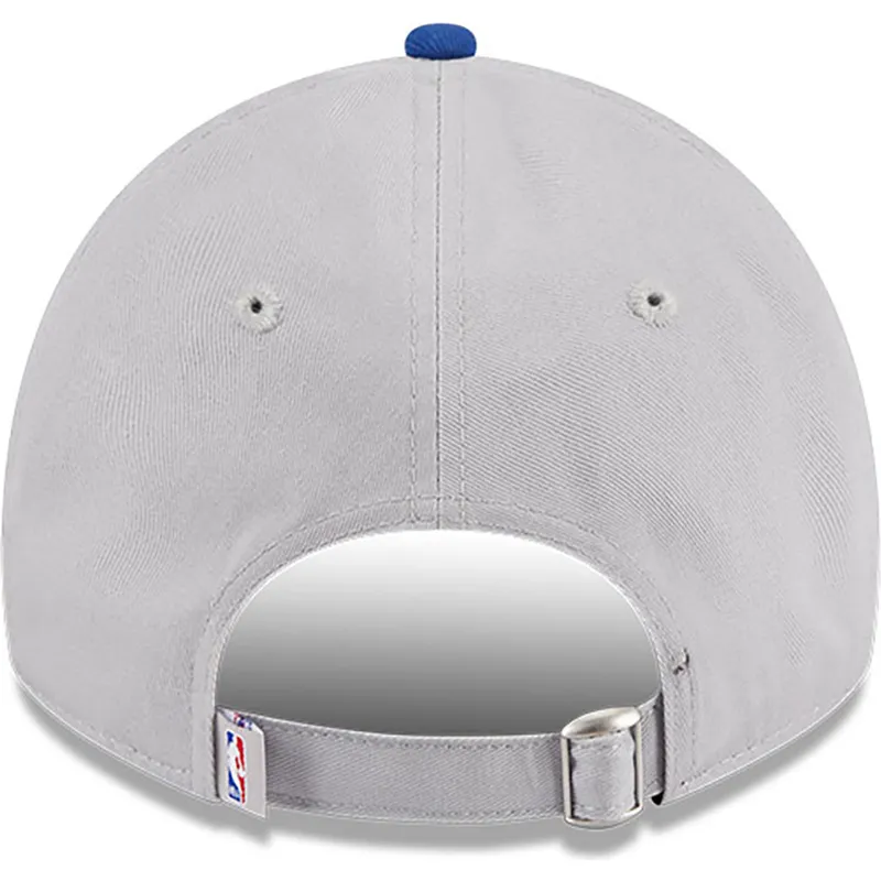 cappellino-curvo-grigio-e-blu-regolabile-9twenty-tip-off-2023-di-nba-di-new-era