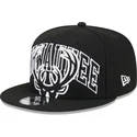 cappellino-piatto-nero-snapback-9fifty-tip-off-2023-dei-milwaukee-bucks-nba-di-new-era