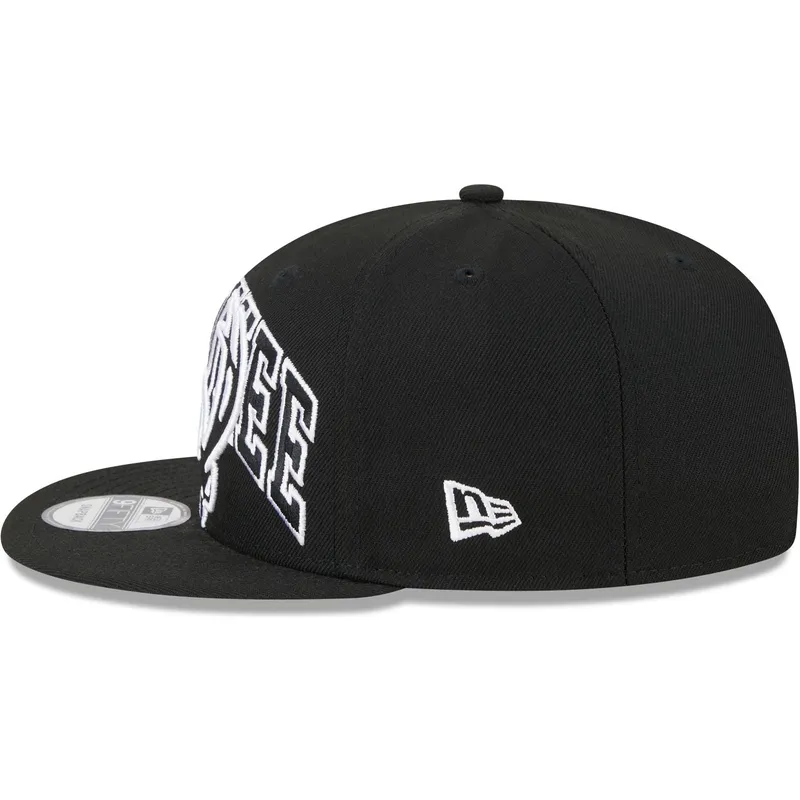 cappello-piatto-nero-snapback-9fifty-tip-off-2023-di-milwaukee-bucks-nba-di-new-era cappello-piatto-nero-snapback-9fifty-tip-off-2023-di-milwaukee-bucks-nba-di-new-era