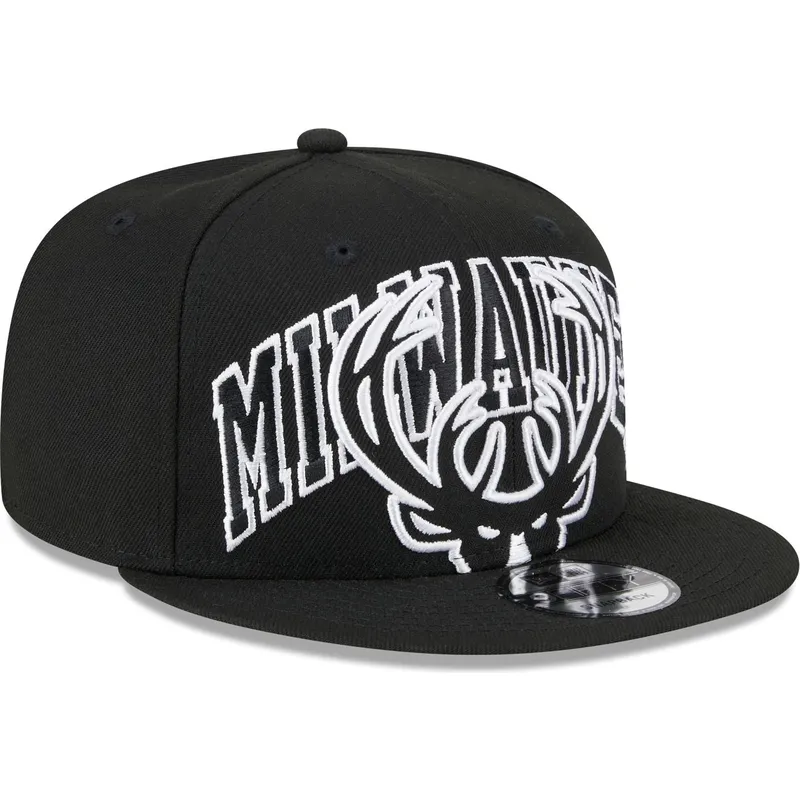 cappello-piatto-nero-snapback-9fifty-tip-off-2023-di-milwaukee-bucks-nba-di-new-era cappello-piatto-nero-snapback-9fifty-tip-off-2023-di-milwaukee-bucks-nba-di-new-era