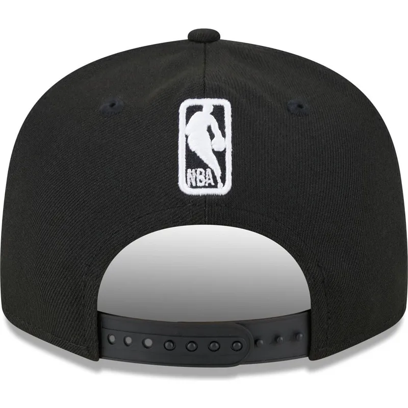 cappello-piatto-nero-snapback-9fifty-tip-off-2023-di-milwaukee-bucks-nba-di-new-era cappello-piatto-nero-snapback-9fifty-tip-off-2023-di-milwaukee-bucks-nba-di-new-era