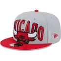 cappello-snapback-grigio-e-rosso-9fifty-tip-off-2023-dei-chicago-bulls-nba-di-new-era