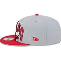 cappello-snapback-grigio-e-rosso-9fifty-tip-off-2023-dei-chicago-bulls-nba-di-new-era