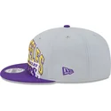 cappellino-piatto-grigio-e-viola-snapback-9fifty-tip-off-2023-los-angeles-lakers-nba-di-new-era