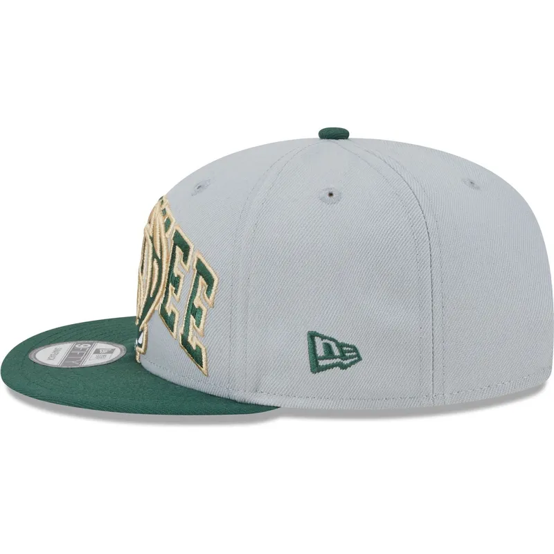cappelli-piatta-grigio-snapback-9fifty-tip-off-2023-dei-milwaukee-bucks-nba-di-new-era