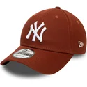 cappelli-curva-marrone-cinghia-regolabile-9forty-league-essential-dei-new-york-yankees-mlb-di-new-era