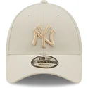 cappellino-snapback-beige-con-visiera-curva-e-logo-beige-9forty-tonal-repreve-dei-new-york-yankees-mlb-di-new-era