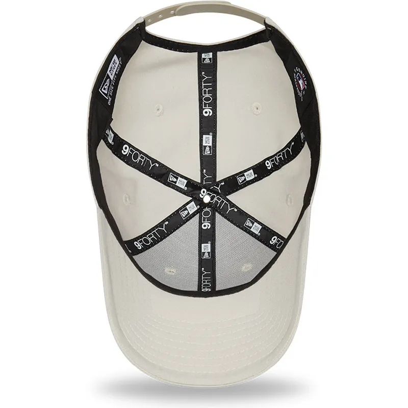 cappellino-curvo-beige-snapback-con-logo-beige-9forty-tonal-repreve-dei-new-york-yankees-mlb-di-new-era