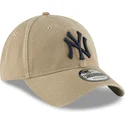 cappellino-regolabile-a-visiera-curva-marrone-chiaro-con-logo-blu-navy-9twenty-core-classic-dei-new-york-yankees-mlb-di-new-era