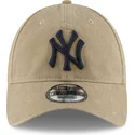 cappellino-curvo-marrone-chiaro-regolabile-con-logo-blu-marino-9twenty-core-classic-di-new-york-yankees-mlb-di-new-era