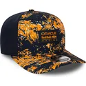 cappellino-snapback-9fifty-con-visiera-curva-arancione-e-blu-navy-all-over-print-di-red-bull-racing-formula-1-di-new-era