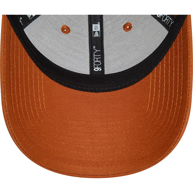 cappelli-curva-marrone-cinghia-regolabile-9forty-di-new-era cappelli-curva-marrone-cinghia-regolabile-9forty-di-new-era