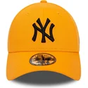 cappello-curvo-arancione-regolabile-con-logo-nero-9forty-league-essential-dei-new-york-yankees-mlb-di-new-era
