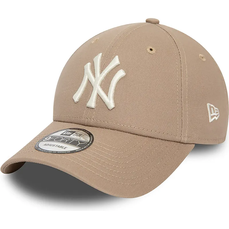 cappelli-curva-marrone-cinghia-regolabile-claro-9forty-league-essential-dei-new-york-yankees-mlb-di-new-era