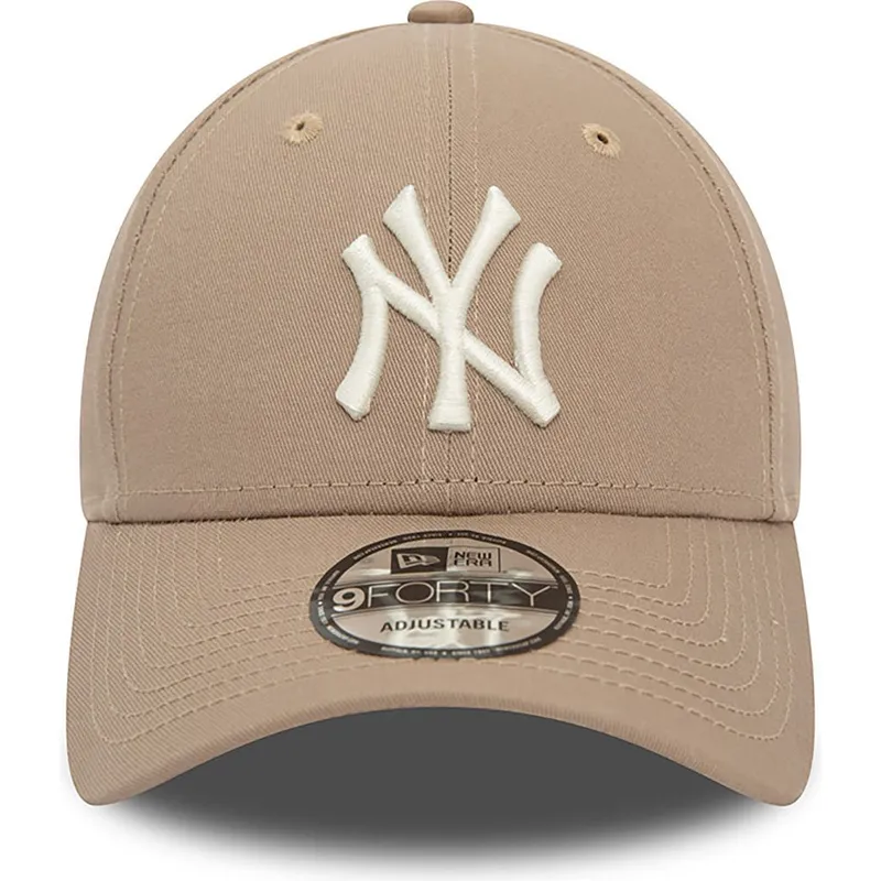 cappelli-curva-marrone-cinghia-regolabile-claro-9forty-league-essential-dei-new-york-yankees-mlb-di-new-era