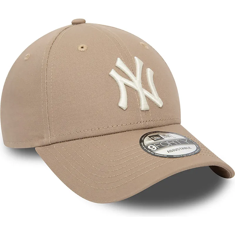 cappelli-curva-marrone-cinghia-regolabile-claro-9forty-league-essential-dei-new-york-yankees-mlb-di-new-era