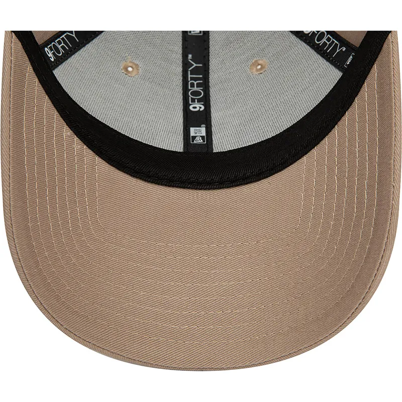 cappelli-curva-marrone-cinghia-regolabile-claro-9forty-league-essential-dei-new-york-yankees-mlb-di-new-era