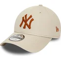 cappellino-curvo-beige-regolabile-con-logo-marrone-9forty-league-essential-dei-new-york-yankees-mlb-di-new-era