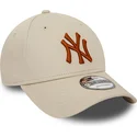 cappellino-curvo-beige-regolabile-con-logo-marrone-9forty-league-essential-dei-new-york-yankees-mlb-di-new-era