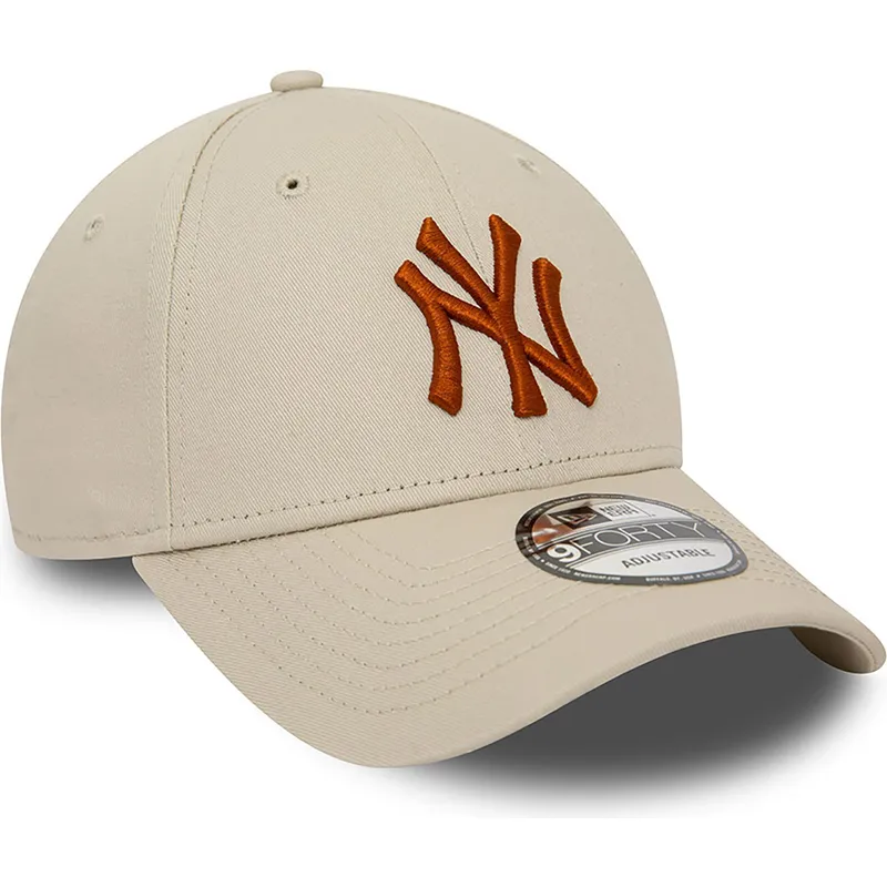 cappelli-curva-beige-cinghia-regolabile-marron-9forty-league-essential-dei-new-york-yankees-mlb-di-new-era cappelli-curva-beige-cinghia-regolabile-marron-9forty-league-essential-dei-new-york-yankees-mlb-di-new-era