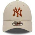 cappellino-curvo-beige-regolabile-con-logo-marrone-9forty-league-essential-dei-new-york-yankees-mlb-di-new-era