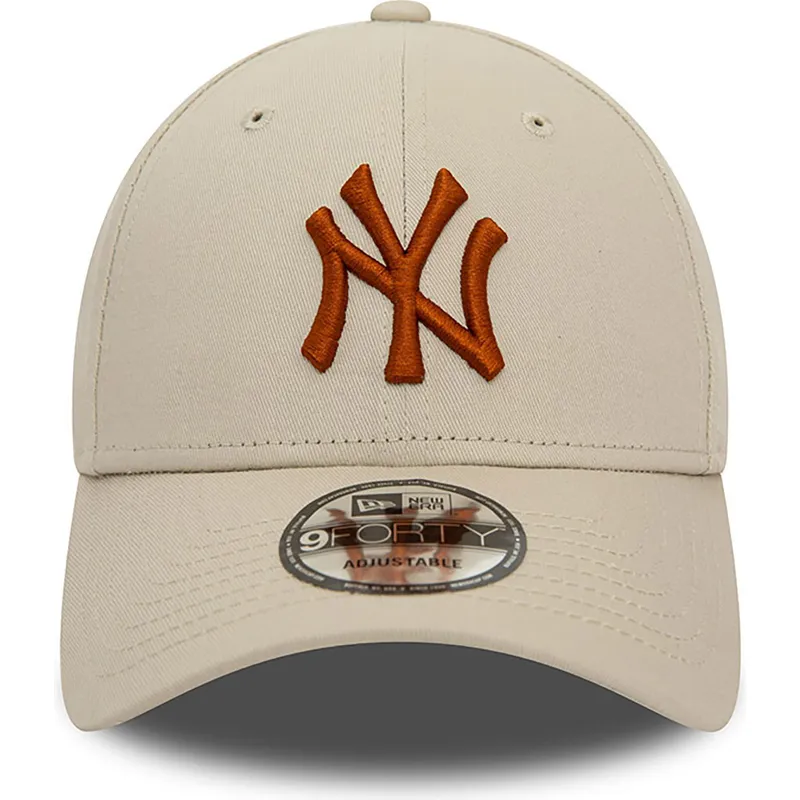 cappelli-curva-beige-cinghia-regolabile-marron-9forty-league-essential-dei-new-york-yankees-mlb-di-new-era cappelli-curva-beige-cinghia-regolabile-marron-9forty-league-essential-dei-new-york-yankees-mlb-di-new-era
