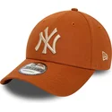 cappellino-marrone-a-visiera-curva-regolabile-con-logo-beige-9forty-league-essential-dei-new-york-yankees-mlb-di-new-era
