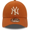 cappellino-marrone-a-visiera-curva-regolabile-con-logo-beige-9forty-league-essential-dei-new-york-yankees-mlb-di-new-era