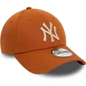 cappellino-marrone-a-visiera-curva-regolabile-con-logo-beige-9forty-league-essential-dei-new-york-yankees-mlb-di-new-era