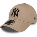 cappello-curvo-marrone-regolabile-con-logo-nero-9twenty-league-essential-dei-new-york-yankees-mlb-di-new-era