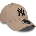 cappellino-marrone-con-visiera-curva-regolabile-con-logo-nero-9twenty-league-essential-dei-new-york-yankees-mlb-di-new-era