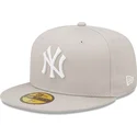 cappello-piatto-beige-aderente-59fifty-league-essential-dei-new-york-yankees-mlb-di-new-era