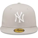 cappello-piatto-beige-aderente-59fifty-league-essential-dei-new-york-yankees-mlb-di-new-era