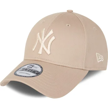 Cappellino curvo beige regolabile con logo beige 9FORTY League Essential dei New York Yankees MLB di New Era