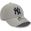 cappelli-curva-grigio-cinghia-regolabile-9forty-diamond-era-essential-dei-new-york-yankees-mlb-di-new-era