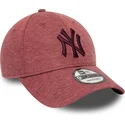 cappelli-curva-rosso-cinghia-regolabile-granate-granate-9forty-jersey-essential-dei-new-york-yankees-mlb-di-new-era